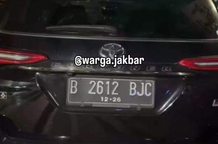 Toyota Fortuner serempe pesepeda kayuh lalu tabrak truk boks parkir di jalan Meruya Ilir, Kembangan, Jakarta Barat