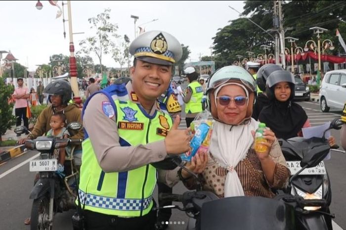Razia Operasi Zebra 2025 di Kebumen justru membuat warga bahagia karen diberi susu sampai minyak gratis