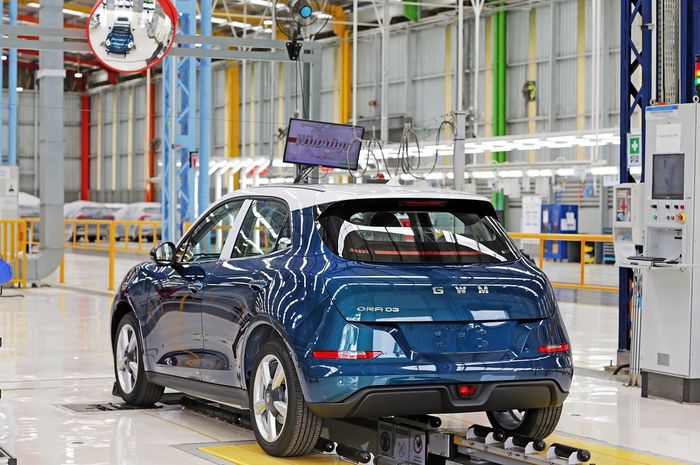 Proses perakitan mobil listrik GWM ORA 03 di pabrik Inchape Bogor, Jawa Barat