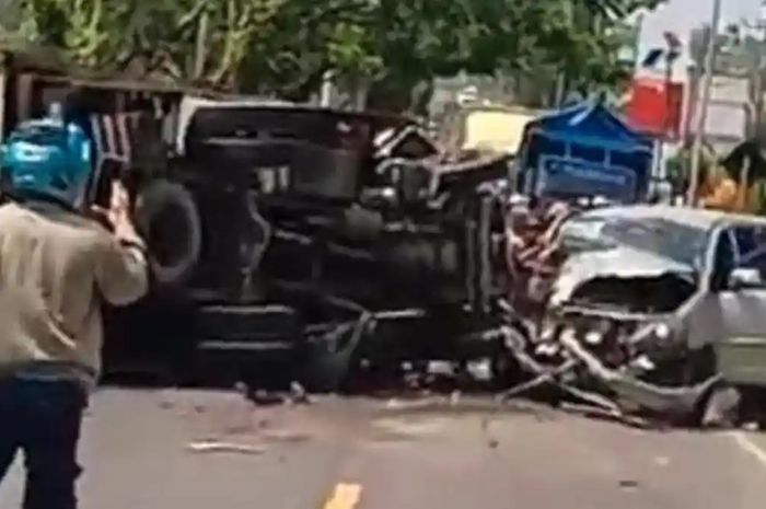 Kijang Innova remuk bodi usai beradu wajah lawan truk