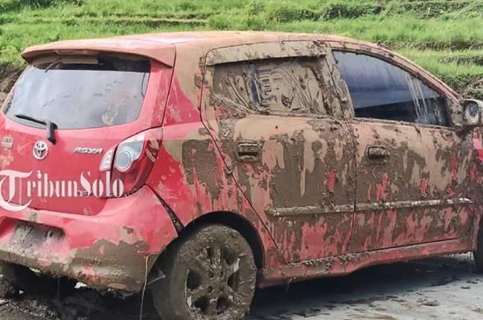 Toyota Agya bermandi lumpur di Karanganyar. Apes ada yang ngancing ketika sedang melaju