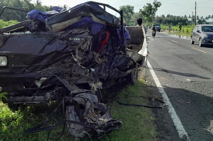 Mitsubishi L300 hancur lebur tabrak dump truck di jalan Daendels, Kapanewon Panjatan, Kulon Progo, Daerah Istimewa Yogyakarta renggut nyawa penumpang, (24/11/25)