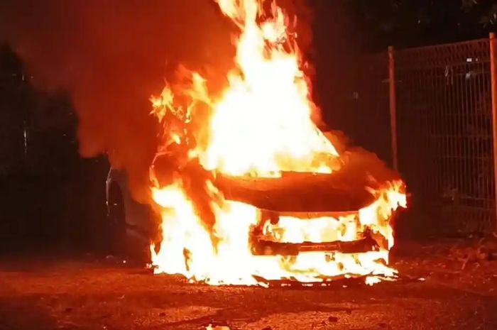 Honda HR-V membara saa malam hari, petaka modifikasi foglamp