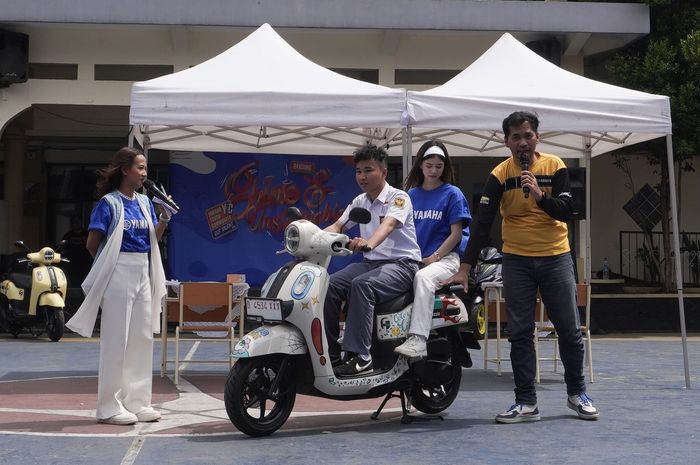 Edukasi Safety Riding yang diberikan Yamaha Riding Academy (YRA) dalam rangkaian acara Yamaha Youth Community (Y2C) untuk pelajar SMA