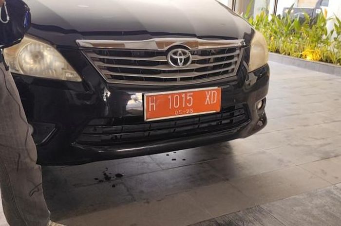 Salah satu Kijang Innova pelat merah Pemkab Kendal yang nunggak pajak