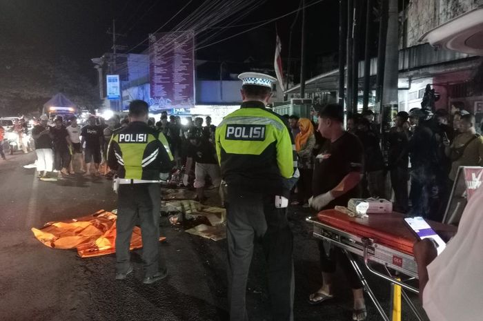Evakuasi kakek inisial G (73) yang tewas terlindas truk akibat oleh hindari penumpang Toyota Avanza buka pintu sembarangan di pertigaan pasar Rogojampi, Banyuwangi, Jawa Timur