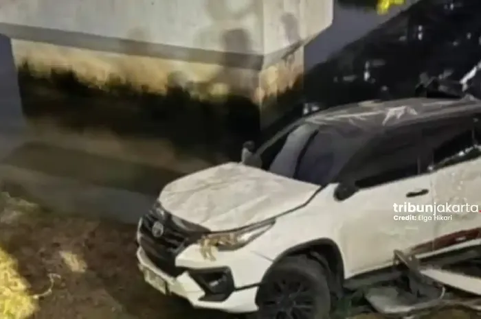 Toyota Fortuner terjun ke kali akibat ditebas KA Ekspres Bandara di perlintasan Jembatan Gantung, Cengkareng, Jakarta Barat