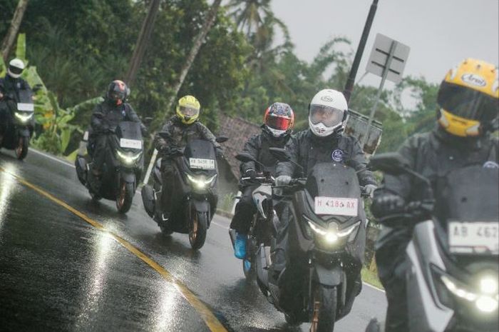 Ilustrasi motor matic hujan-hujanan