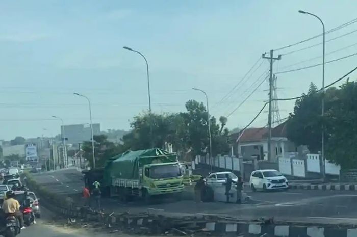 Truk terguling di Jatingaleh dan renggut satu korban jiwa, bermula kesalahan fatal si sopir melaju sejauh 1,2 km