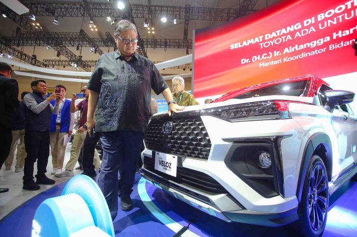 Menko Perekonomian Airlangga Hartarto kunjungi Booth Toyota, apresiasi era baru New Veloz Hybrid EV