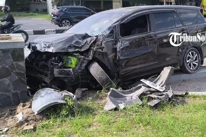 Innova Reborn ringsek hajar tembok parkiran Koramil