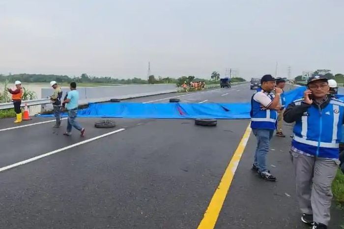 PT Jasamarga Kualanamu melakukan pengalihan lalu lintas sementara waktu sebagai dampak atas amblasnya Jalan Tol MKTT km 41+600 arah Medan, Jumat (28/11/2025)