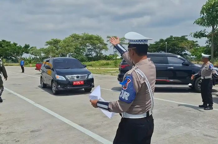 Dua mobil pelat merh kena jepret kamera canggih di Tol Ngawi-Kertosono