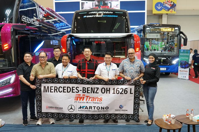 Dua unit bus diserahkan kepada PO Fajar Riau Wisata dan PO Sahabat Perjalanan Sejati di stan Adiputro.