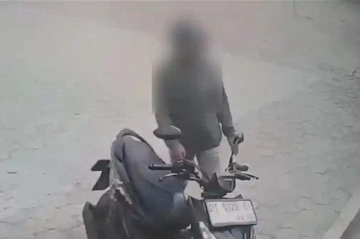 Honda BeAT Street milik penjaga sekolah lenyap di tangan pria berjaket hitam