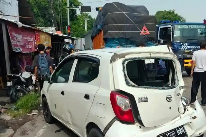 Belasan kendaraan terlibat kecelakaan beruntun di Cikampek. Dua tewas dipicu truk bawa muatan melebihi kapasitas