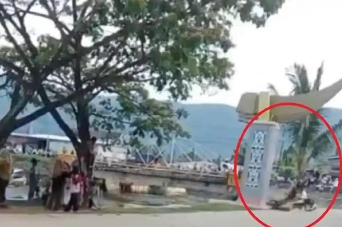 Pembalap road race tabrak beton tugu dan berujung terhempas ke aspal