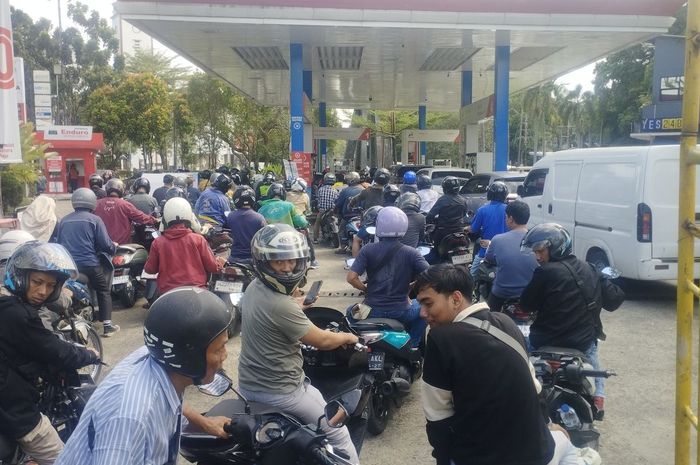 Pengendara mobil dan sepeda motor terlihat menunggu antrian saat mengisi bahan bakar di Stasiun Pengisian Bahan Bakar Umum (SPBU) di Jalan Imam Bonjol, Kota Medan, Sumatera Utara, Sabtu (29/11/2025) siang.
