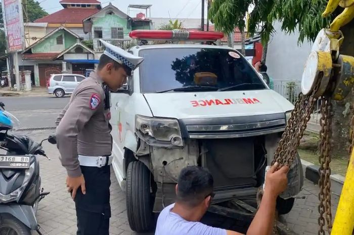 Duel keras ambulans bawa pasien vs Ayla hingga bikin wajah sama-sama ringsek