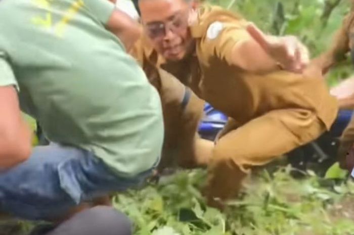 Evakuasi Bupati Situbondo, Yusuf Rio Wahyu Prayogo dan ajudan yang masuk jurang di desa Alas Bayur, Mlandingan, Situbondo saat naik trail Yamaha WR155R