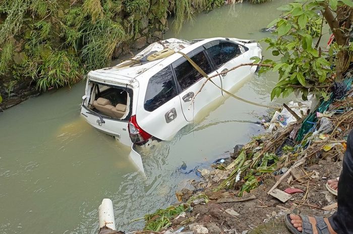 Toyota Avanza warga Desa Mekarrahayu, Kecamatan Margaasih, Kabupaten Bandung, Jawa Barat hanyut ke sungai akibat talut sungai jebol, (1/12/25)