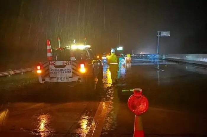 Petugas awasi ketat ruas tol Binjai-Langsa, (27/11/25) lalu akibat bencana banjir dan tanah longsor