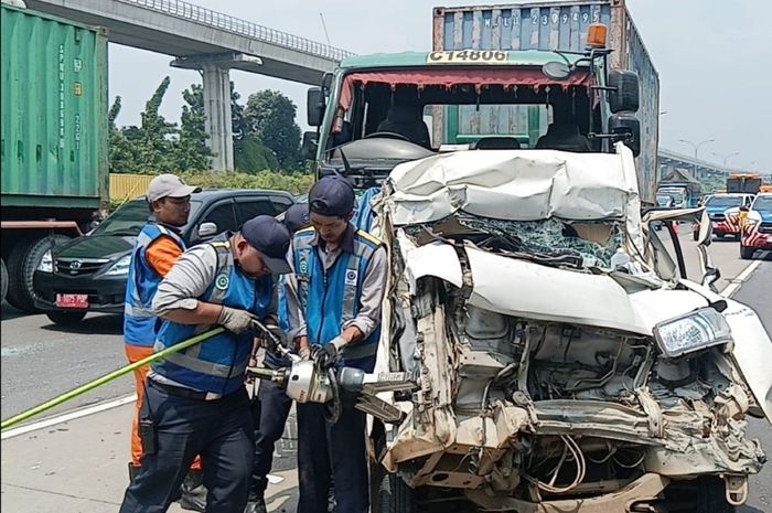 Daihatsu Gran Max hancur lebur dijepit dua truk trailer depan belakang di KM 12 tol Jagorawi, Munjul, Cipayung, Jakarta Timur