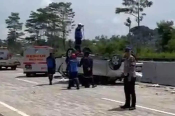 Innova Zenix tabrak Innova di depannya hingga jungkir balik di Tol Cisumdawu. begini kronologinya