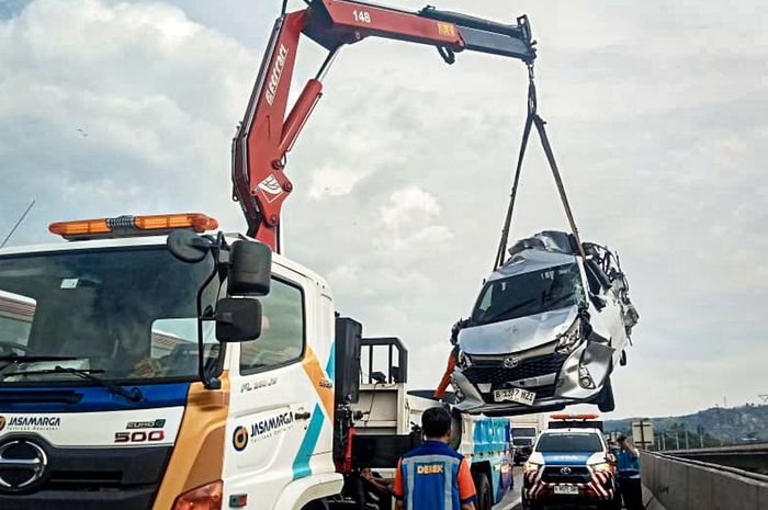 Evakuasi Toyota Calya yang terlibat kecelakaan beruntun di KM 111 tol Purbaleunyi arah Jakarta, (2/12/25)