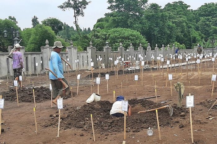 Proses penggalian 451 makam terdampak proyek tol Solo-Jogja Seksi 2 Paket 2.2 di Padukuhan Kaweden, Tirtoadi, Kapanewon Mlati, Sleman, Daerah Istimewa Yogyakarta.