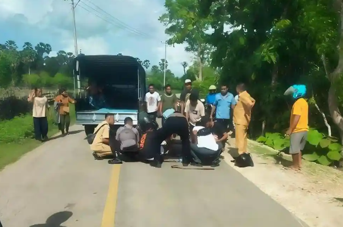 Evakuasi anggota Polres Rote Ndao, Aipda Eliasar Beten (46) yang mengalami kecelakaan menabrak kambing di jalan raya Pantai Baru-Ba'a, Namodale, Onatali, Rote Tengah, Rote Ndao, Nusa Tenggara Timur