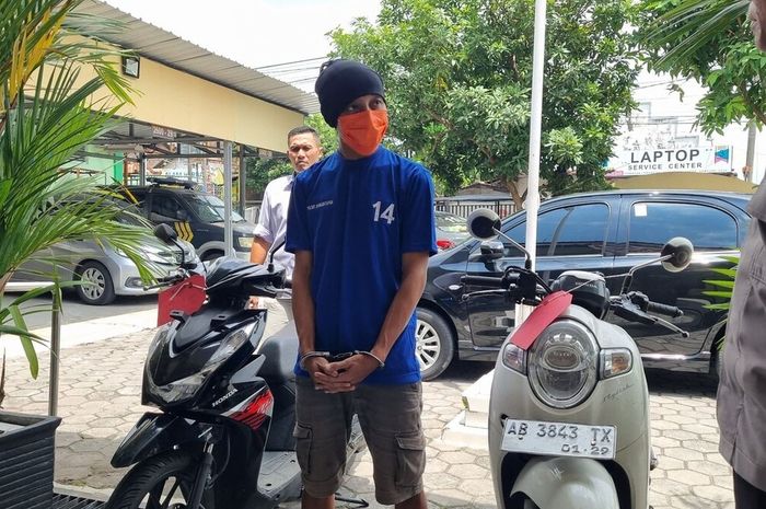 Pelaku maling motor berinisial YA (34) dengan modus dorong motor minta bantuan ojek online di Banguntapan, Bantul, Daerah Istimewa Yogyakarta