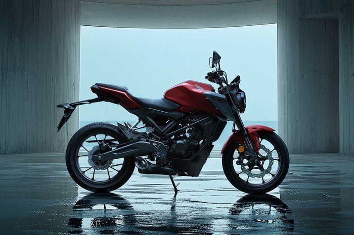 penampakan Honda CB125R model 202 warna Matte Pearl Diaspro Red, bisa jalan 459 km sekali full tank