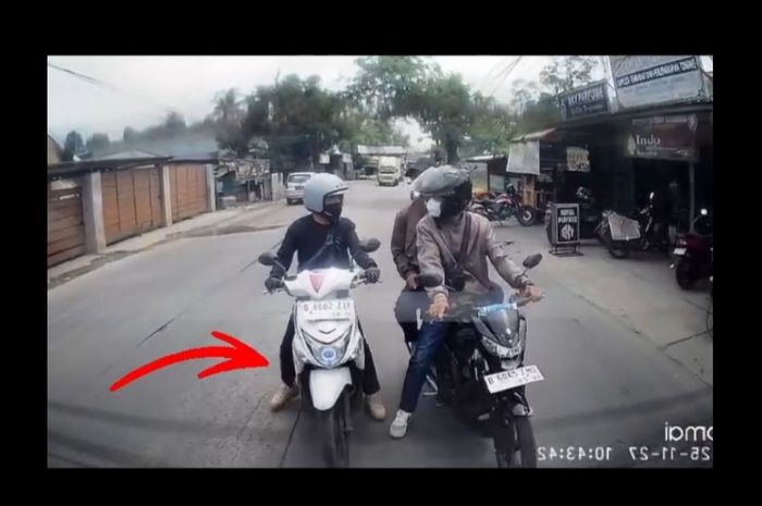 Tiga pria naik Honda BeAT dan Suzuki Satria F150 diduga pelaku begal modus tusuk ban mobil yang baru keluar dari bank di kawasan Gunung Sindur, Kabupaten Bogor, Jawa Barat yang terekam dascam mobil korban