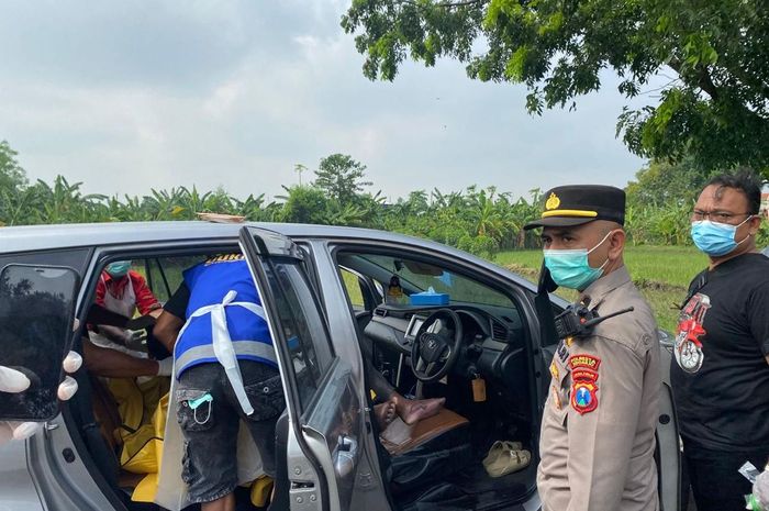 Evakuasi mayat di dalam kabin Toyota Kijang Innova Reborn yang teridentifikasi sopir taksi online punya riwayat sakit gagal ginjal di Bypass Terminal 1 Bandara Juanda, Sedati, kabupaten Sidoarjo, Jawa Timur