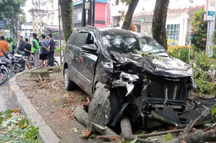 Toyota Avanza yang menabrak satu tunawisma dan dua orang ayah dan anak yang tengah dorong motor kehabisan bensin di ringroad Medan, kecamatan Sunggal, kota Medan, Sumatera Utara