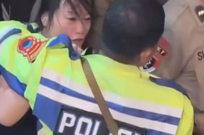 Sosok WNA yang ngamuk usai tabrak mahasiswi hingga meninggal dunia di Semarang belum ditahan. Ini alasan polisi