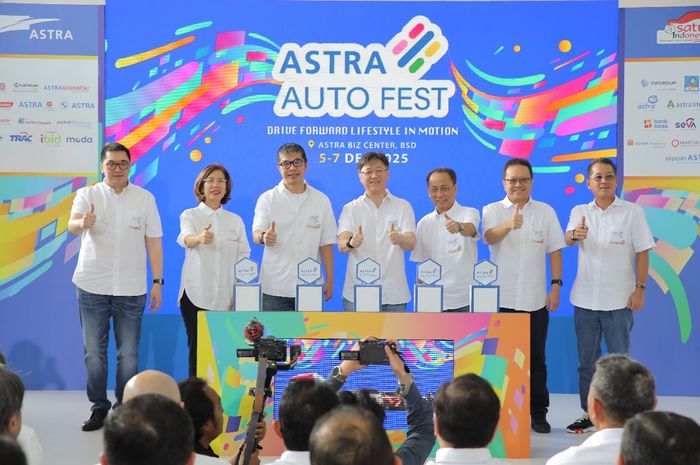 Rudy selaku Wakil Presiden Direktur Astra (tengah) berfoto bersama para direktur Astra, Gidion Hasan (ketiga dari kiri) Santosa (ketiga dari kanan), Gita Tiffani Boer (kedua dari kanan), dan Thomas Junaidi Alim Wijaya (kedua dari kanan) didampingi oleh Yagimin (paling kiri) selaku Chief Marketing Auto2000, sekaligus Project Director Astra Auto Fest 2025 dan Tan Chian Hok (Ahok) selaku Chief Marketing &amp; Sales Officer Astra Credit Companies (ACC) sekaligus Co-Project Director Astra Auto Fest 2025 pada acara Opening Ceremony Astra Auto Fest 2025 di Astra Biz Center, BSD pada Jumat (05/12).