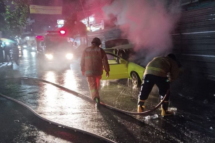 Sedan dikepung api di Gresik, api muncul usai mesin akan dinyalakan
