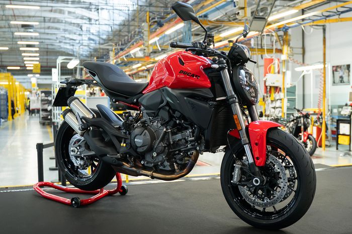 Ducati Monster V2 Facelift 2026 produksi perdana telah selesai dirakit dari pabrik Borgo Panigale, Bologna, Italia