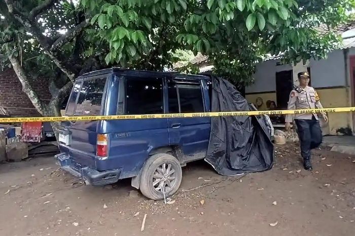Suprioyo ditemukan tak bernyawa di jok tengan Kijang tuanya. Diketahui sudah sebulan tidur di mobil