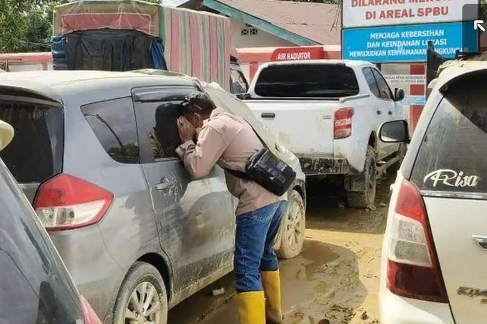 Tim gabungan melakukan pengecekan terhadap mobil satu per satu di Kota Kuala Simpang, Aceh Tamiang menyusul muncul isu masih banyak mayat terjebak di dalam mobil yang ditinggalkan akibat bencana banjir