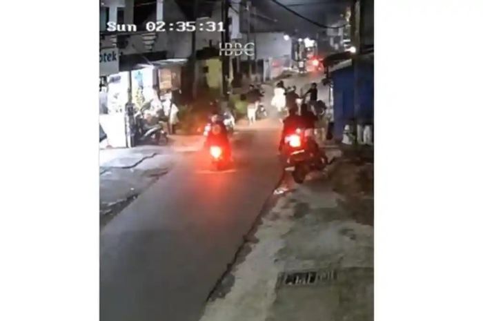 Geng motor lintas Bandung bikin resah warga. terbaru korban yang diserang secara acak alami luka bacok