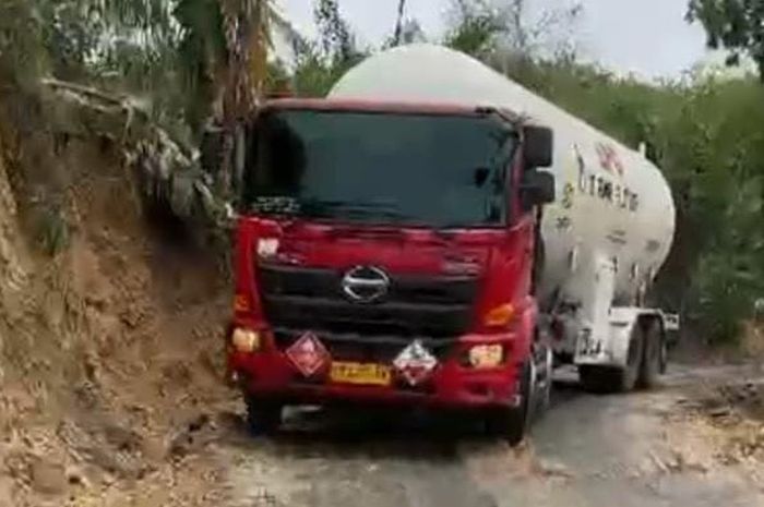 Truk tangki Pertamina tembus wilayah terisolasi akibat bencana alam di Bireuen, Aceh