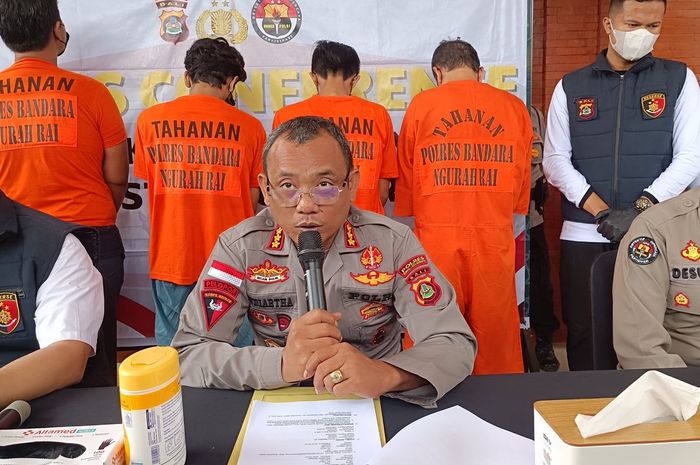 Kapolres Bandara Ngurah Rai, Kombes Pol I Komang Budiartha saat konferensi pers penangkapan lima orang sindikat penggelapan mobil rental di Bali