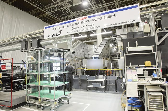 Melihat CN1 carbon-neutral mass-production painting line di pabrik Yamaha di Iwata, Jepang.