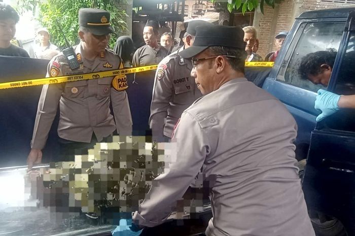 Evakuasi jasad pria berinisial S (62) yang ditemukan tewas di dalam kabin Toyota Kijang Rover miliknya sendiri diduga akibat kehabisan oksigen di desa Gaprang, Kanigoro, kabupaten Blitar, Jawa Timur