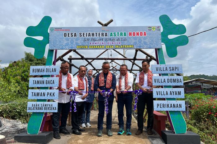 Ketua Yayasan AHM Ahmad Muhibbuddin (tengah) bersama pemerintah setempat meresmikan Desa Sejahtera Astra Honda Jalatrang, Ciamis (10/12)