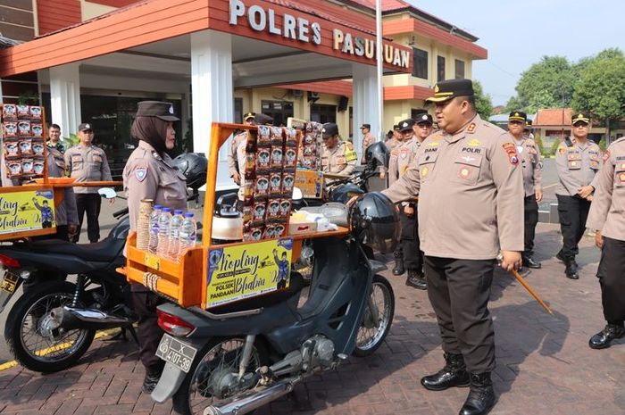 Kapolres Pasuruan, AKBP Jazuli Dani Iriawan melepas 17 Bhabinkamtibmas yang kini diberi tugas berjualan kopi keliling pakai motor dinas