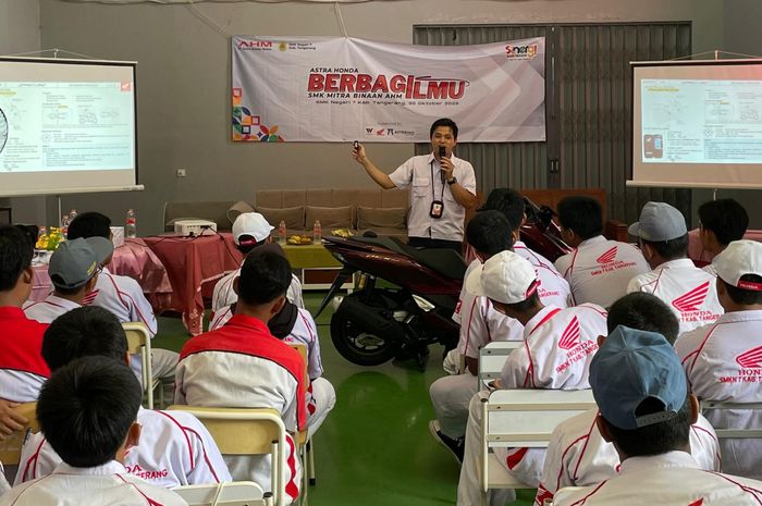 Pelajar SMK mendapat penjelasan dari instruktur Vocational AHM mengenai teknologi motor Honda dalam gelaran Astra Honda Berbagi Ilmu (AHBI) 2025